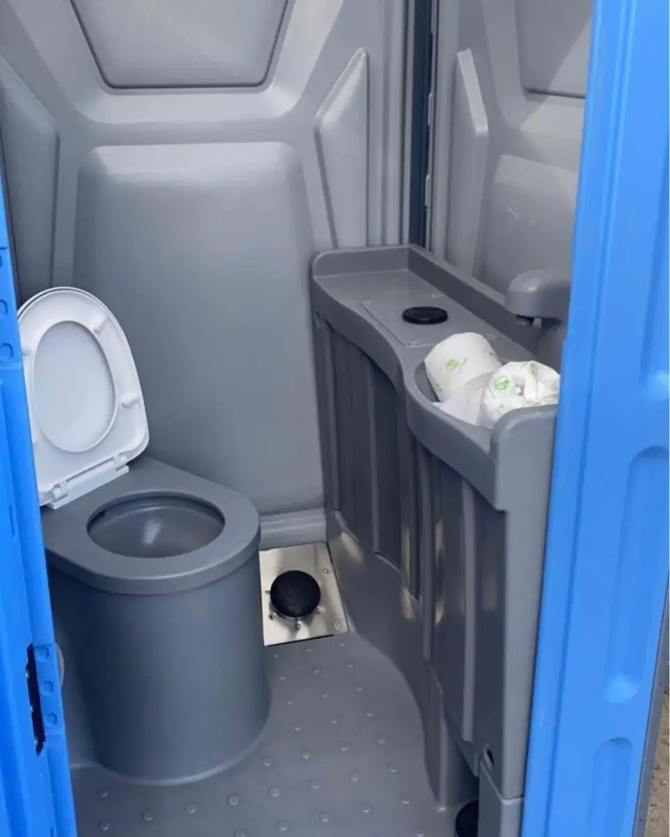 Deluxe & flushable toilets